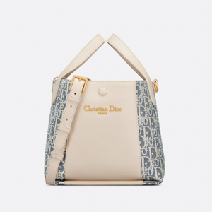 디올 DIOR Signature 스몰 버킷백 블루 Dior Oblique 라피아-이펙트 샴브레이 & 라이트 비스킷 스무스 송아지 가죽 M2840UDFD_M925