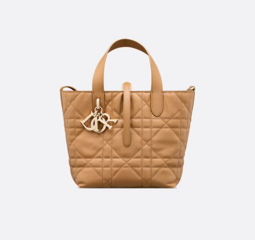 디올 DIOR Dior Toujours 스몰 버티컬 토트백 라이트 골드 톤 매크로까나쥬 송아지 가죽 M2835OSNW_M34U